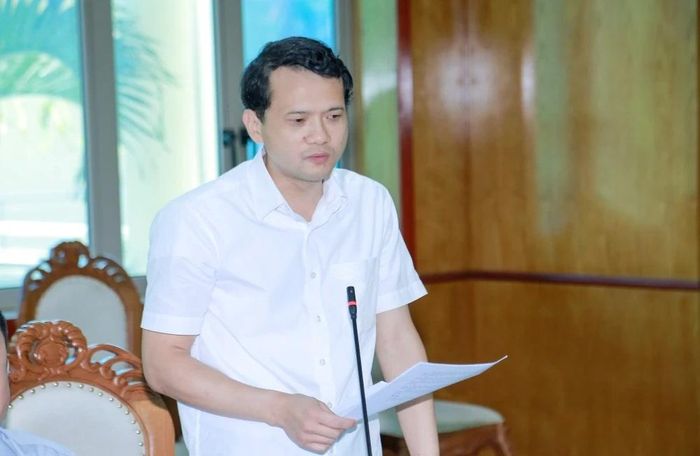 Bí thư Đảng ủy, Chủ tịch HĐND xã Vĩnh Lộc báo cáo tại buổi làm việc.