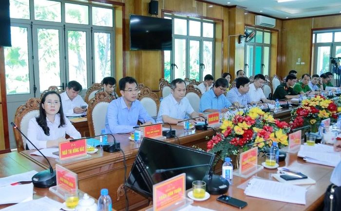 Các đại biểu tham dự buổi làm việc.