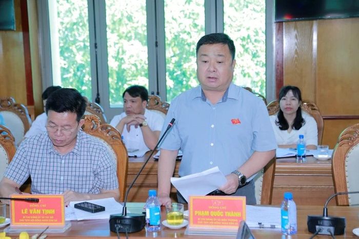Bí thư Đảng ủy, Chủ tịch HĐND xã Biện Thượng báo cáo tại hội nghị.