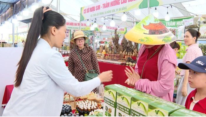 Người dân tham quan, mua sắm tại các gian hàng.