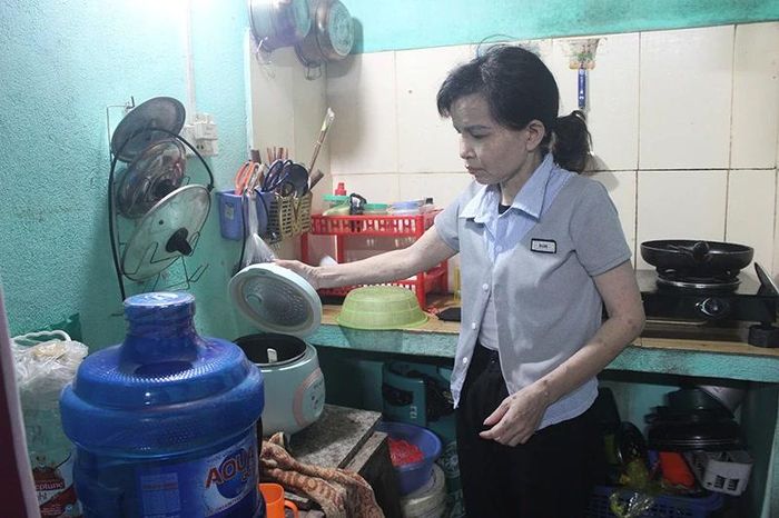 Căn phòng trọ chưa đầy 15m2 của chị Lê Thị Nga (công nhân tại KCN Hoàng Long) trong những ngày hè trở nên oi bức, ngột ngạt.