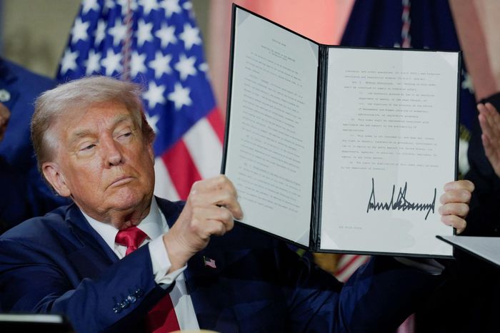 Tổng thống Mỹ Donald Trump ký sắc lệnh yêu cầu xem xét sơ bộ các mô hình AI mạnh nhất trước khi được phát hành. Ảnh: CNBC.