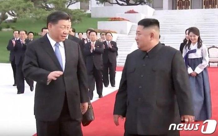 Chủ tịch Trung Quốc Tập Cận Bình và Nhà lãnh đạo Triều Tiên Kim Jong Un trò chuyện tại trụ sở Trung ương Đảng Lao động Triều Tiên ở Bình Nhưỡng trong khuôn khổ chuyến thăm cấp Nhà nước tới Triều Tiên, ngày 20/6/2019. Ảnh: CCTV/News1.