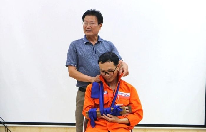 Các học viên được trực tiếp thao tác các kỹ thuật sơ cứu, cấp cứu trên mô hình dưới sự hướng dẫn của giảng viên.