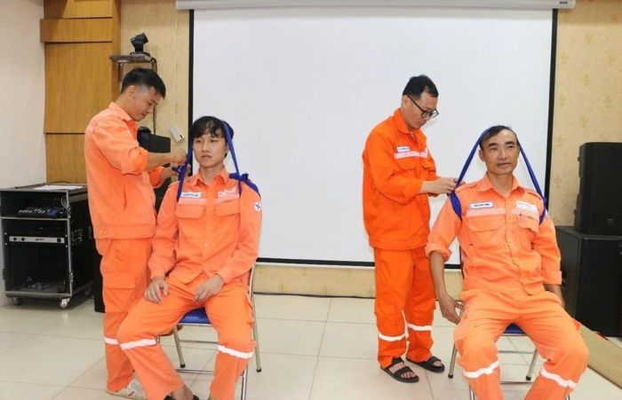 Lực lượng sơ cứu, cấp cứu tham gia khóa huấn luyện.