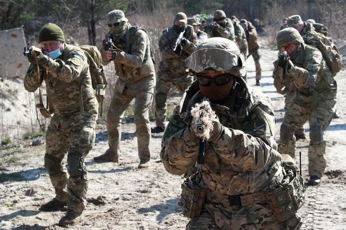 Binh sĩ Ukraine trong một cuộc huấn luyện. Ảnh: Reuters.