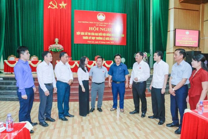 Phó Chủ tịch Thường trực UBND tỉnh Mai Xuân Liêm cùng các đại biểu HĐND tỉnh và cử tri xã Vĩnh Lộc.