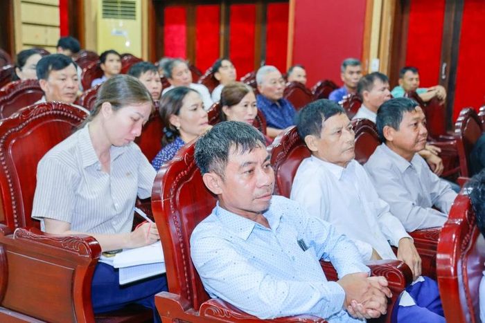 Cử tri xã Vĩnh Lộc tham dự hội nghị.