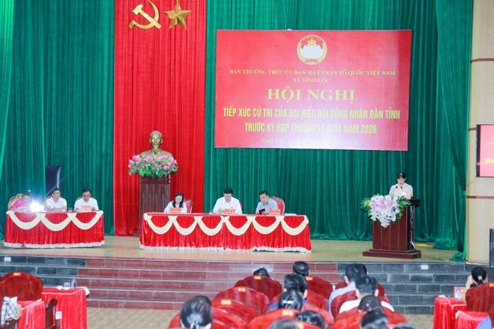 Cử tri xã Vĩnh Lộc kiến nghị tại hội nghị.