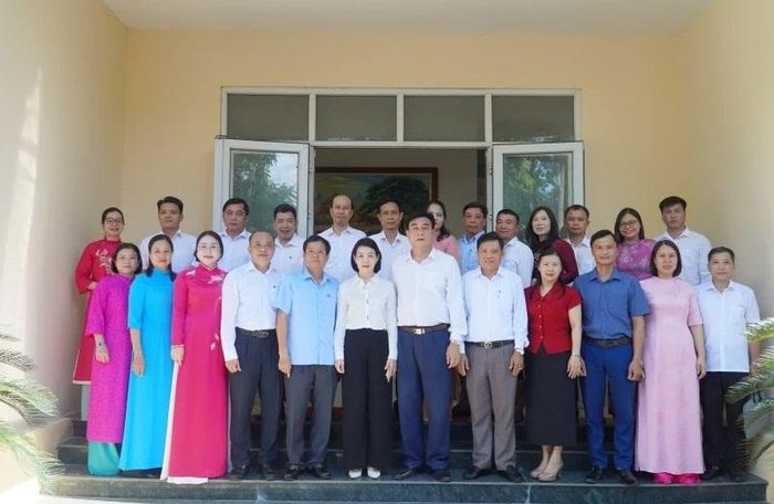 Đồng chí Đỗ Thị Toán, Ủy viên Ban Thường vụ Tỉnh ủy, Phó Chủ tịch Thường trực Ủy ban MTTQ tỉnh chụp ảnh lưu niệm cùng đoàn đại biểu dự Đại hội Nông dân Việt Nam lần thứ IX.