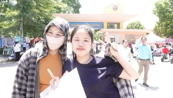 Thí sinh tự tin sau khi hoàn thành ngày đầu tiên của kỳ thi.