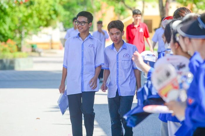 Việc đề thi được xây dựng theo hướng bám sát chương trình, phù hợp với năng lực học sinh và có tính phân loại hợp lý không chỉ giúp thí sinh tự tin thể hiện kiến thức mà còn góp phần bảo đảm tính công bằng trong công tác tuyển sinh.