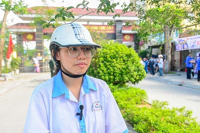 Cùng chung nhận định, em Nguyễn Hoàng Linh học sinh Trường THCS Nguyễn Chích chia sẻ: “Phần lớn câu hỏi em làm khá chắc chắn. Chỉ có 2 câu cuối là khó hơn, phải suy nghĩ và vận dụng kiến thức nhiều hơn. Em dự đoán mình có thể đạt khoảng 9 điểm”.