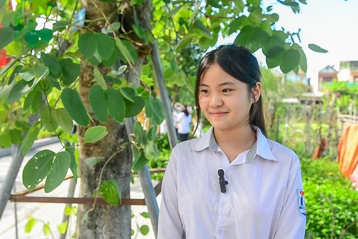Em Lê Cao Hà Dương (học sinh Trường THCS Trần Phú, phường Hạc Thành) cho biết: “Em thấy đề khá dễ và chỉ có khoảng 2 câu cuối cùng là khó. Sau khi thi xong, em có thảo luận đề thi với các bạn thì hầu hết các bạn đều làm được bài, em nghĩ môn Tiếng Anh năm nay sẽ có rất nhiều điểm 10”.