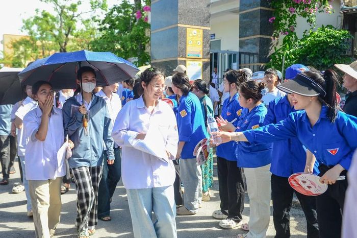 Sau một ngày thi với nhiều tín hiệu tích cực, các thí sinh Thanh Hóa đang chuẩn bị tâm thế tốt nhất để tiếp tục kỳ thi với môn Toán vào sáng mai (6/6). Sự tự tin sau môn Tiếng Anh cùng sự đồng hành của gia đình, nhà trường và các lực lượng hỗ trợ sẽ là động lực để các em tiếp tục nỗ lực, hướng tới mục tiêu giành tấm vé vào ngôi trường THPT mà mình mong muốn.