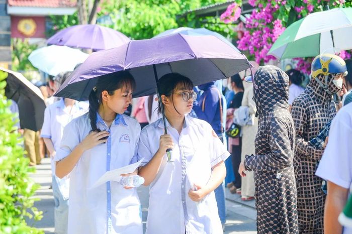 Theo nhận định của nhiều học sinh, đề thi Tiếng Anh năm nay được xây dựng theo hướng đảm bảo kiến thức cơ bản nhưng vẫn có những câu hỏi mang tính phân loại để lựa chọn thí sinh có năng lực tốt. Phần lớn các câu hỏi được đánh giá là quen thuộc, không xuất hiện dạng bài quá mới hoặc đánh đố học sinh.