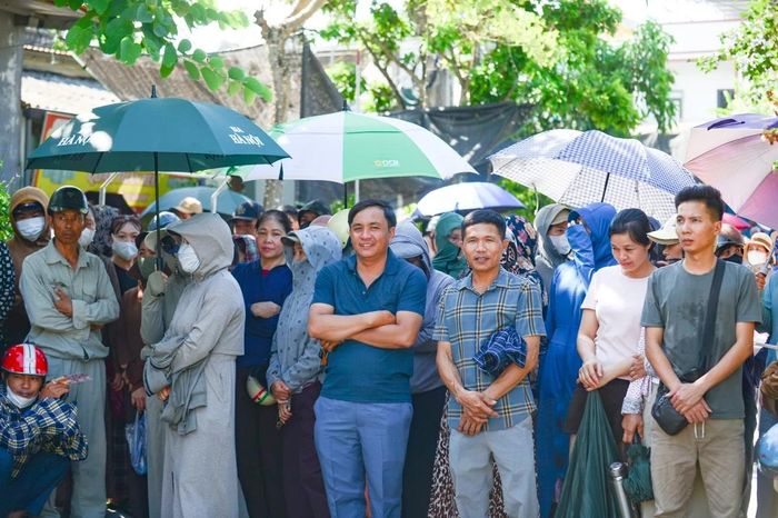 Tại điểm thi Trường THPT Đông Sơn I, ngay sau khi kết thúc môn Tiếng Anh, nhiều phụ huynh đứng chờ bên ngoài cổng trường đã không giấu được niềm vui khi thấy con em bước ra với gương mặt rạng rỡ. Những cái ôm động viên, những câu hỏi thăm về bài làm đã tạo nên không khí ấm áp sau giờ thi.