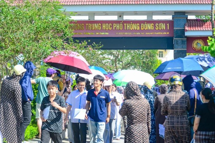 Theo kế hoạch tuyển sinh năm học 2026-2027, Trường THPT Đông Sơn I sẽ tuyển 540 học sinh, chia thành 12 lớp. Đây là một trong những trường có số lượng thí sinh đăng ký dự thi khá lớn trên địa bàn, tạo nên sự cạnh tranh nhất định trong kỳ tuyển sinh năm nay.