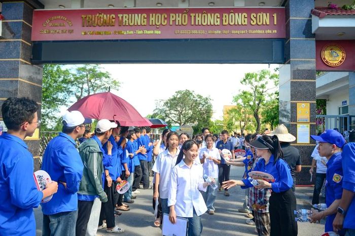 Ghi nhận tại điểm thi Trường THPT Đông Sơn I (phường Đông Sơn), nhiều thí sinh cho biết đề thi năm nay vừa sức, kiến thức chủ yếu nằm trong chương trình THCS.