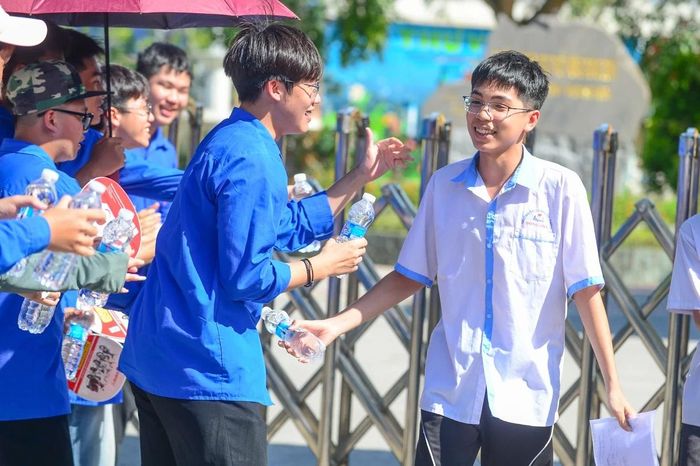 Tuy nhiên, 2 câu hỏi cuối cùng của đề thi được nhiều thí sinh nhắc đến như những câu khó nhất. Đây là những câu đòi hỏi khả năng vận dụng tổng hợp kiến thức, suy luận và phân tích ngữ cảnh để lựa chọn đáp án chính xác.