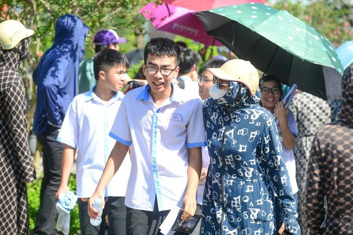 Kết thúc ngày thi đầu tiên với hai môn Ngữ văn và Tiếng Anh, đa số thí sinh đều bày tỏ sự lạc quan về kết quả đạt được. Trong đó, môn Tiếng Anh được nhiều em đánh giá là môn thi có khả năng đạt điểm cao nhất.