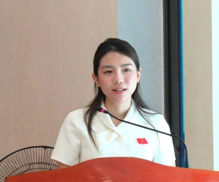 Đại biểu Lê Ngọc Ánh, Phó Chủ tịch Ủy ban MTTQ tỉnh, Bí thư Tỉnh đoàn Thanh Hóa trình bày báo cáo tại hội nghị.