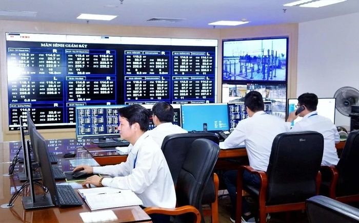 Cán bộ Trung tâm Điều khiển xa (phòng Điều độ) Công ty Điện lực Thanh Hóa trong ca trực vận hành.