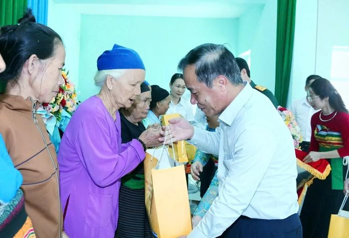 Đồng chí Lê Đức Thái, Ủy viên Trung ương Đảng, Bí thư Tỉnh ủy, Trưởng Đoàn ĐBQH tỉnh tặng quà các hộ gia đình có hoàn cảnh khó khăn trên địa bàn xã Trung Hạ.