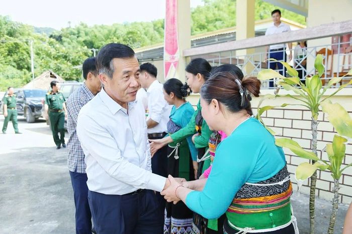 Đồng chí Bí thư Tỉnh ủy Lê Đức Thái thăm, kiểm tra tình hình thực hiện nhiệm vụ của cán bộ, công chức xã Mường Mìn.