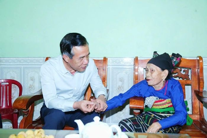 Đồng chí Bí thư Tỉnh ủy Lê Đức Thái thăm, tặng quà Mẹ Việt Nam anh hùng Hà Thị Tọi, ở bản Lang, xã Trung Hạ.