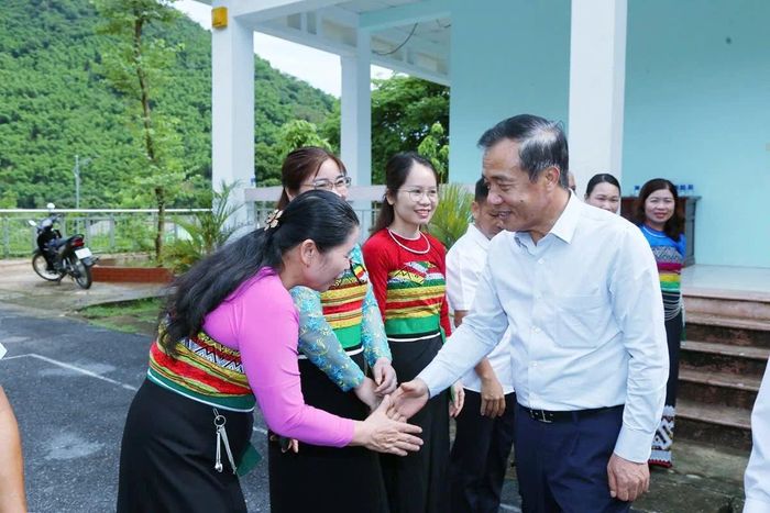 Đồng chí Lê Đức Thái, Ủy viên Trung ương Đảng, Bí thư Tỉnh ủy, Trưởng Đoàn ĐBQH tỉnh thăm, động viên cán bộ, công chức xã Trung Hạ.