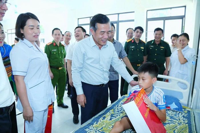 Đồng chí Bí thư Tỉnh ủy Lê Đức Thái thăm hỏi, động viên bệnh nhi đang điều trị tại Trạm Y tế xã Sơn Điện.