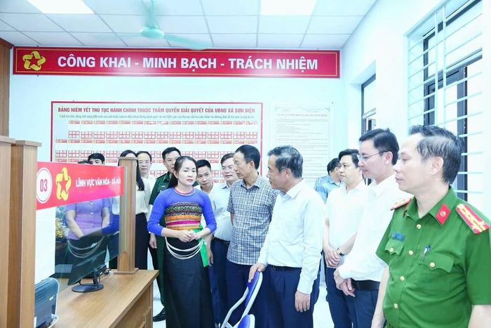 Bí thư Tỉnh ủy Lê Đức Thái thăm, kiểm tra hoạt động Trung tâm Phục vụ hành chính công xã Sơn Điện.