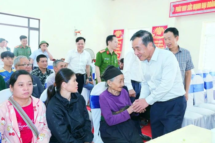 Đồng chí Bí thư Tỉnh ủy Lê Đức Thái hỏi thăm tình hình đời sống Nhân dân.