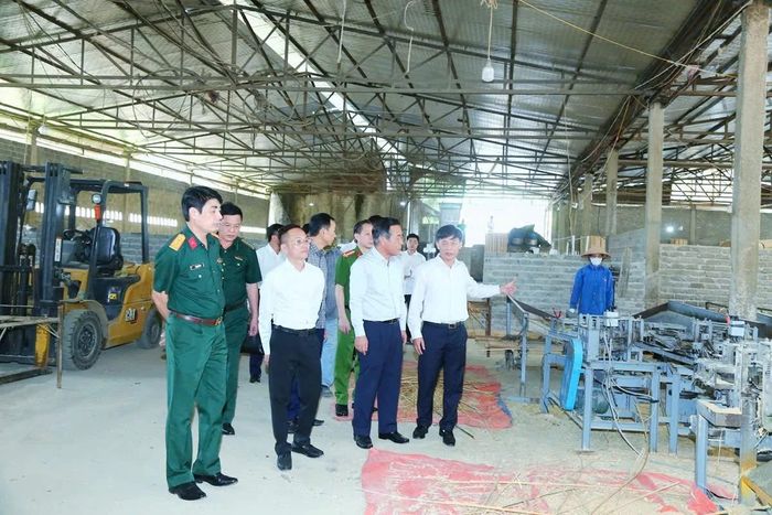 Đồng chí Lê Đức Thái, Ủy viên Trung ương Đảng, Bí thư Tỉnh ủy, Trưởng Đoàn ĐBQH tỉnh cùng đoàn công tác thăm hoạt động sản xuất tại Công ty chế biến lâm sản Quan Sơn.