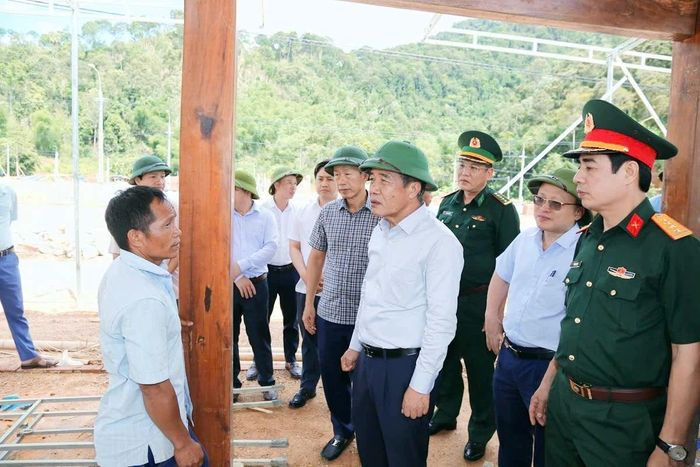 Đồng chí Lê Đức Thái, Ủy viên Trung ương Đảng, Bí thư Tỉnh ủy, Trưởng Đoàn ĐBQH tỉnh cùng đoàn công tác thăm Khu tái định cư Pom Dụng, xã Mường Mìn.