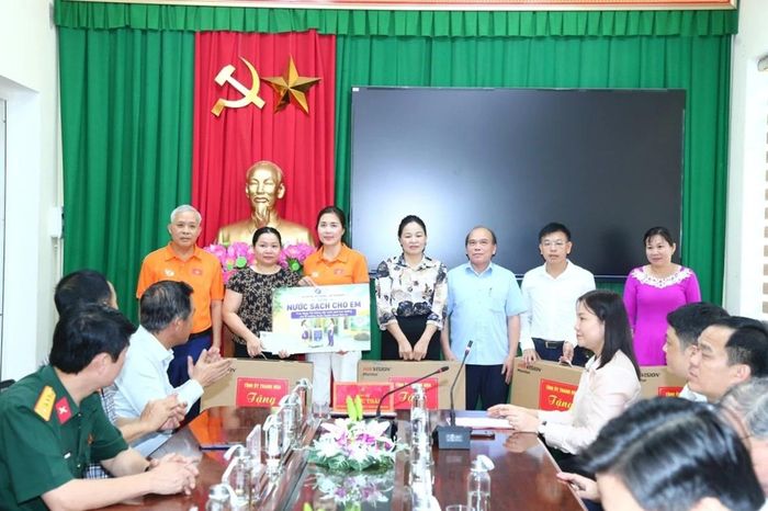 Quỹ kết nối yêu thương - Lan tỏa nhân ái tặng hệ thống máy lọc nước cho các nhà trường.