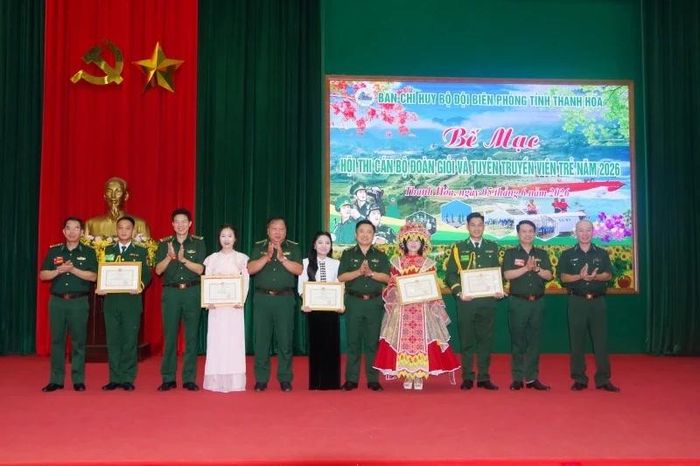 Ban Tổ chức trao giải nhất cho các cá nhân đoạt giải trong hội thi.