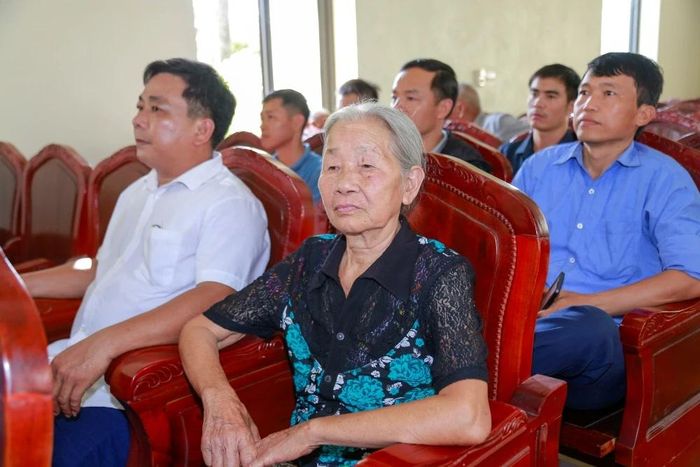 Đảng viên Chi bộ thôn Đông Môn dự buổi sinh hoạt.