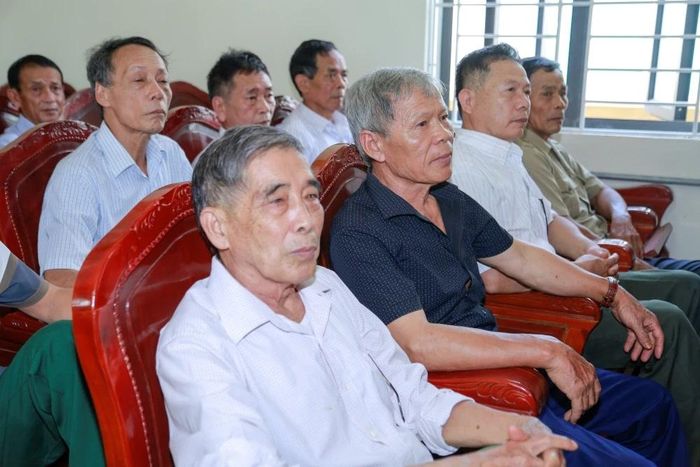 Đảng viên Chi bộ thôn Đông Môn dự buổi sinh hoạt.