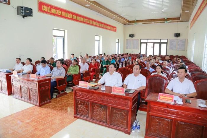 Các đại biểu và đảng viên Chi bộ thôn Đông Môn dự sinh hoạt.