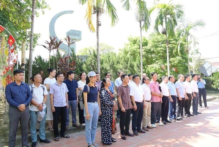 Các đại biểu và phóng viên tham quan di tích cách mạng Yên Trường.