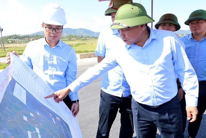 Phó Chủ tịch UBND tỉnh Nghệ An Hoàng Phú Hiền kiểm tra Dự án đường tránh thị trấn Nam Đàn