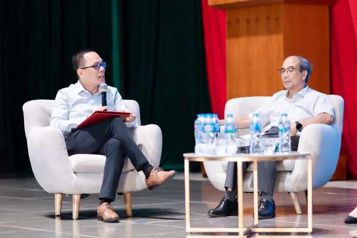 PGS.TS. Nguyễn Bình Minh, Viện trưởng Viện Công nghệ &amp; Kinh tế số (bên trái) và Giáo sư Hồ Tú Bảo, Giám đốc Khoa học dữ liệu tại Viện Nghiên cứu cao cấp về Toán trong phiên Tọa đàm