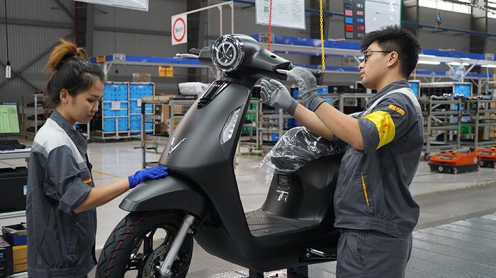 Dù xe máy xăng vẫn sẽ giữ vai trò chủ đạo trong cơ cấu phương tiện trong nhiều năm tới nhờ thói quen sử dụng lâu đời, nhưng thị phần của xe điện được dự báo sẽ tiếp tục mở rộng thời gian tới. Điều này đặt ra áp lực sinh tồn buộc các nhà sản xuất truyền thống phải thực sự thay đổi nếu muốn giữ vững được vị trí của mình.