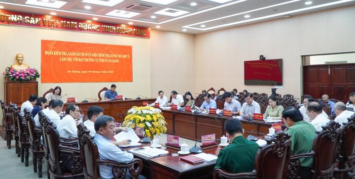 Quang cảnh buổi làm việc.
