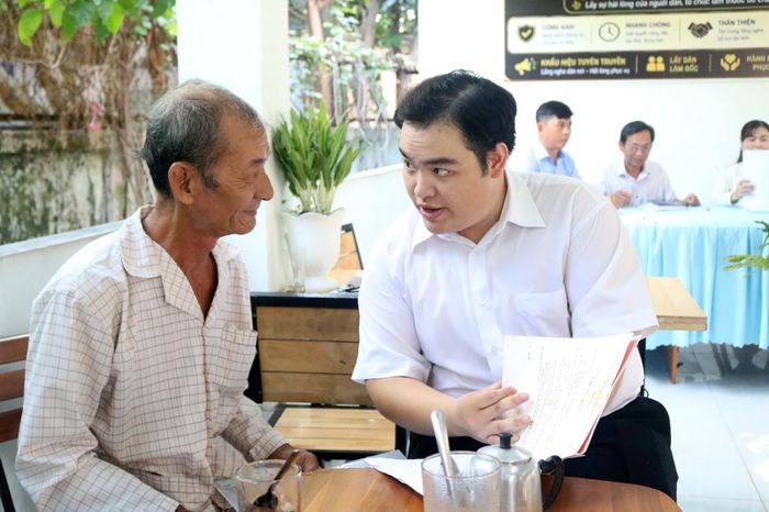 Hướng dẫn người dân về thủ tục hành chính.
