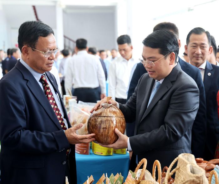 Đại biểu tham quan khu vực trưng bày sản phẩm của doanh nghiệp.