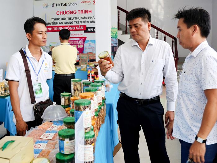 Doanh nghiệp tham gia trưng bày sản phẩm.