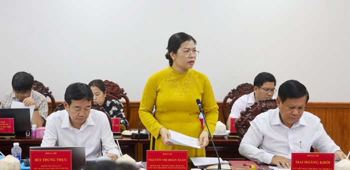 Phó Bí thư Thường trực Đảng ủy, Chủ tịch HĐND phường Rạch Giá Nguyễn Thị Hoàn Xuân báo cáo tại buổi khảo sát.
